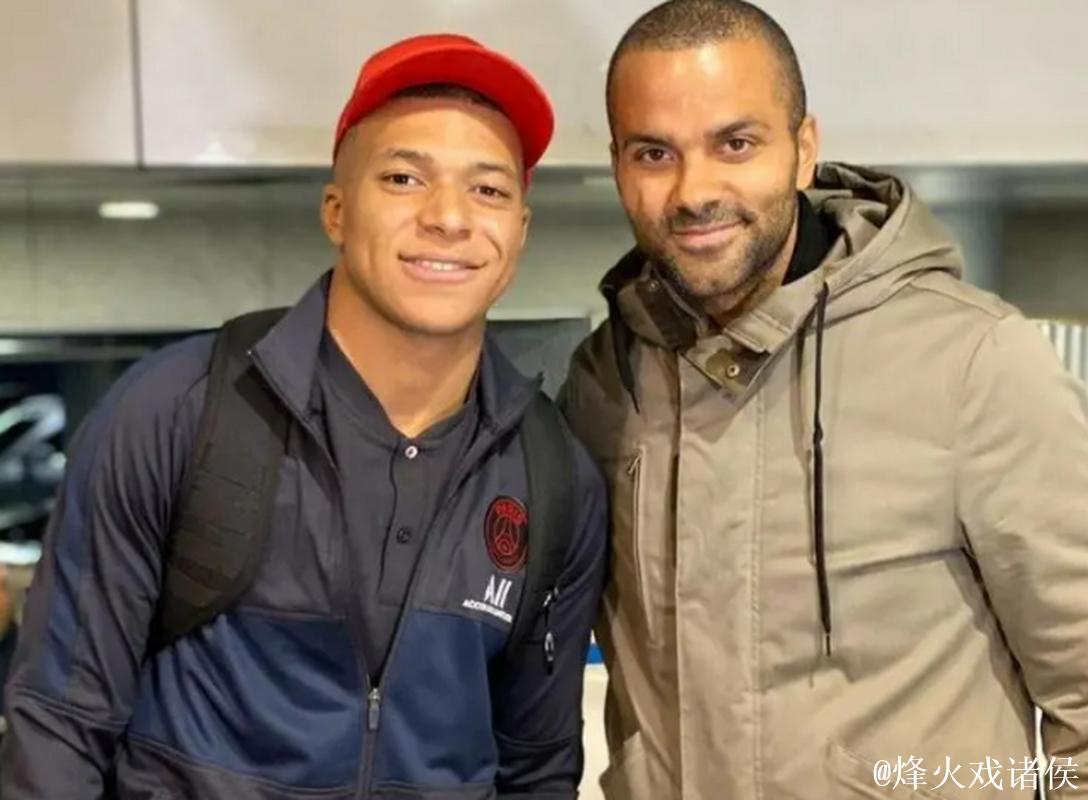 姆巴佩弟弟晒一家四口合照庆祝圣诞节